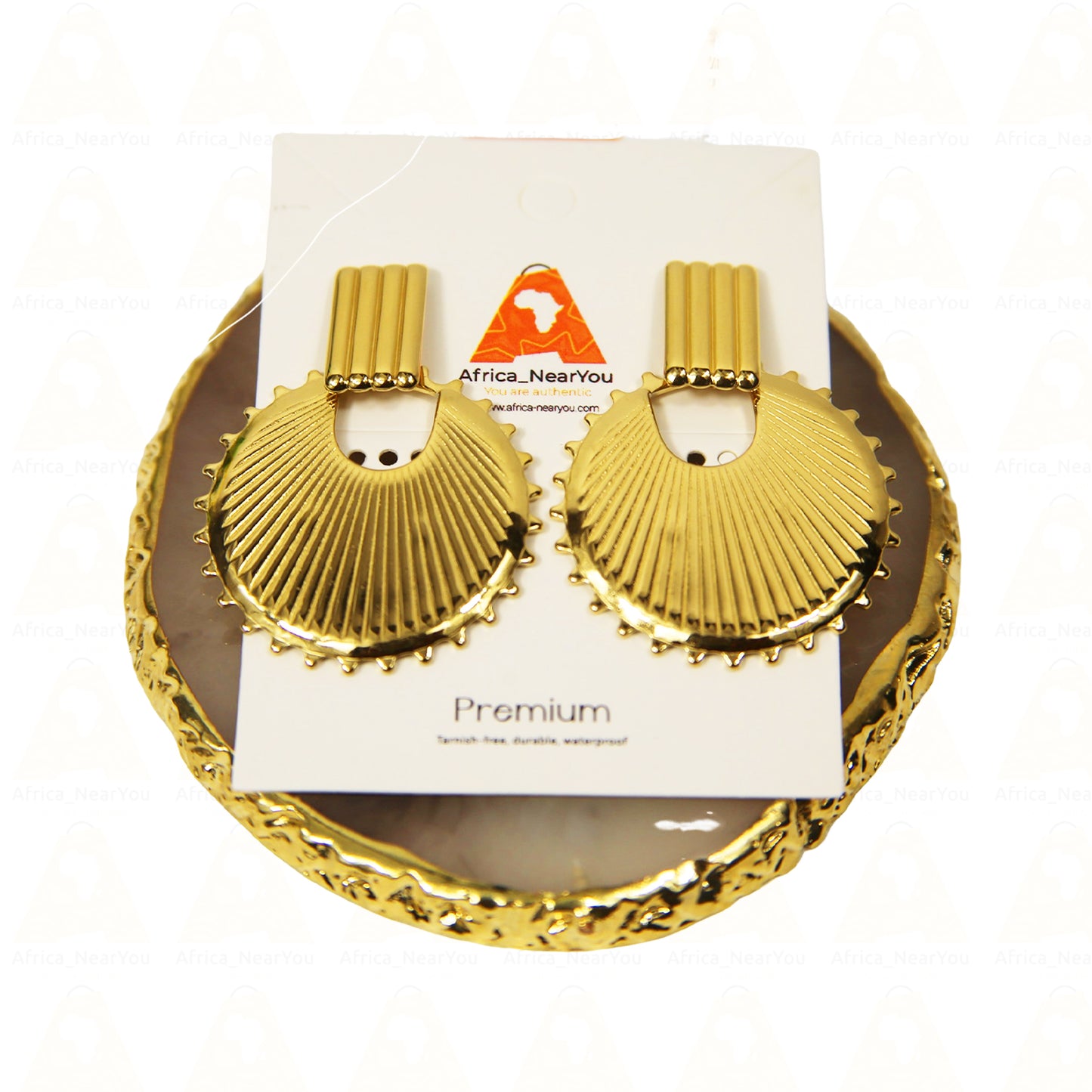 Sun-shaped earrings dangle