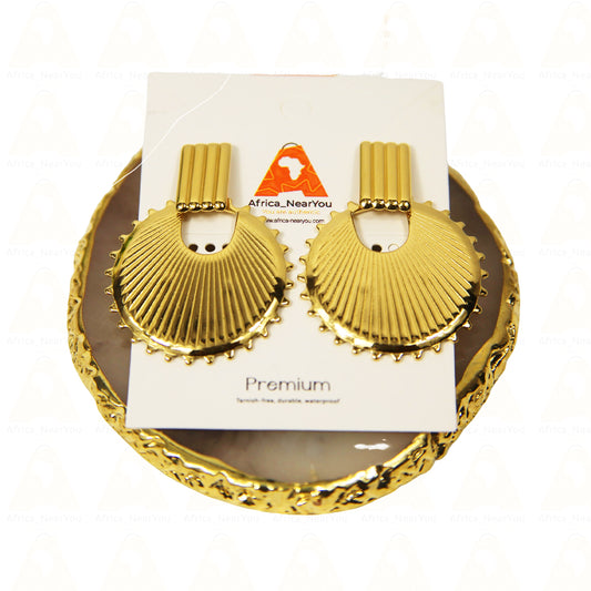 Sun-shaped earrings dangle
